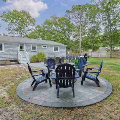 Charming 3-bedroom house with WiFi and AC in enchanting West Yarmouth location Hotel Exterior