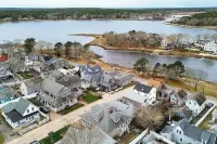 Idlehurst Getaway: 7-BR, 2-min from Onset Beach w/ Wifi, AC units - sleeps 14!