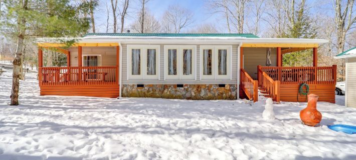 Pet-Friendly Beech Mtn Home, 2 Mi to Skiing/Hiking Hotels in Beech Mountain