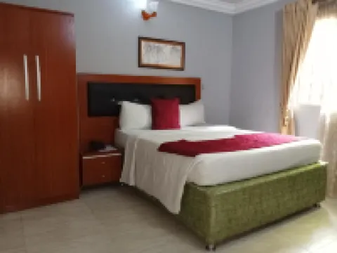 B's Hive Hotel & Suites