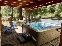 Exquisite Hot Tub and Spacious Living Areas - Stunning Alpine Retreat