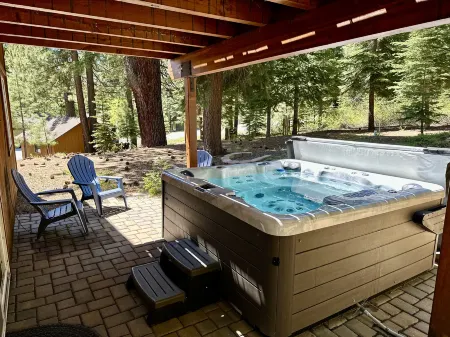 Stunning Chalet with Hot Tub and Spacious Living Areas - Elegant Escape Отели рядом с достопримечательностью «California Historical Landmark 780-6: Transcontinental Railroad in Truckee»