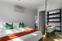 2BR Apt Next to Melbourne Central with City Views