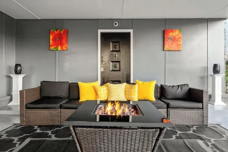 Serenity Spot- Charming 3-bedroom house 20 minutes from the Airport.