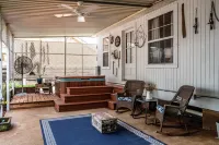 Charming 2-bedroom house in fabulous Breaux Bridge with WiFi, AC