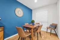 The Wildflower Townhome - Beautifully Updated and Fully Stocked - Close to A&M!