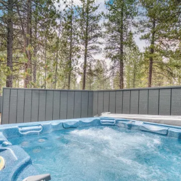 Alder by AvantStay Moody Retreat: Patio Hot Tub in Sunriver