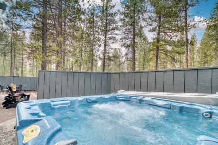 Alder by AvantStay Moody Retreat: Patio Hot Tub in Sunriver