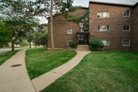 Just remodeled apartment close to airport and mall Отели рядом с достопримечательностью «Парк Мажевски Метро»