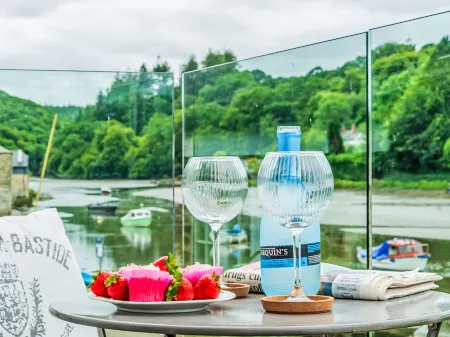 Riverside Cottage Отели рядом с достопримечательностью «Замок Рестормель»