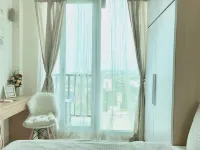 Cozy Apartemen Treepark BSD By LyaRoom with City View