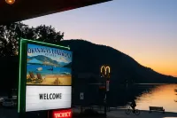 Okanagan Lakefront Resort - Mountain view