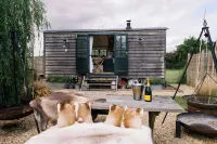 Shepherd's Hut- Hot Tub- Wellness Spa- Wood Burner - Bungalows
