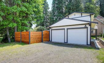 Farmhouse w/ Private Hot Tub < 1 Mile to Birch Bay