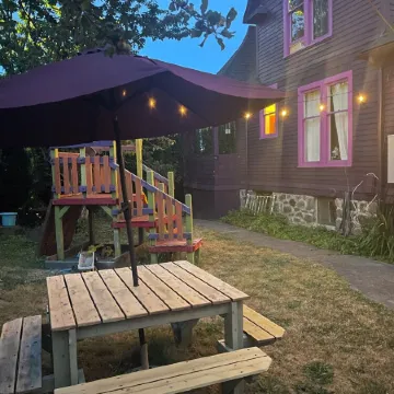 5-Min Walk to Downtown Olympia and Capital Lake, 4Br, Sleeps 13