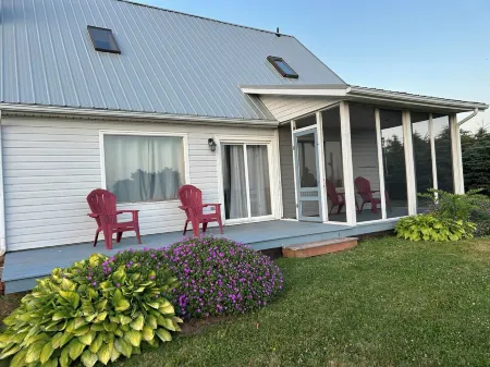 Close to Beach and Town of Souris. Quaint cottage with lovely log cabin feel.