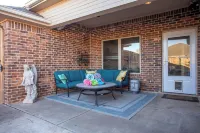 Private Pool, BBQ, Workout area, KING Beds, Park across street+ basketball court