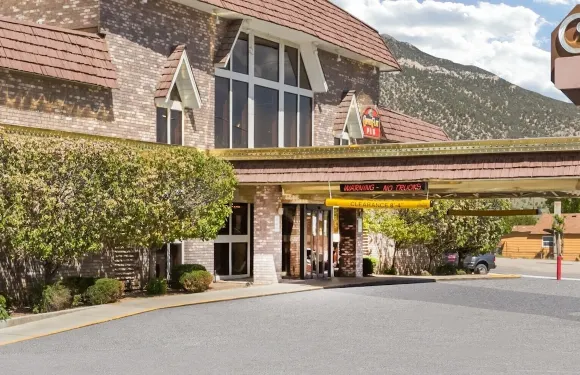 伊利温德姆華美達酒店