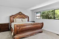 Private Beach in Little Norway, Hot Tub, 4000 sqft and more!