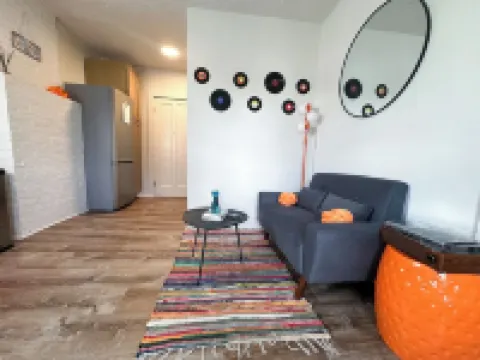 Groovy 1 Bedroom Apartment in Woodstock - AC & WiFi!