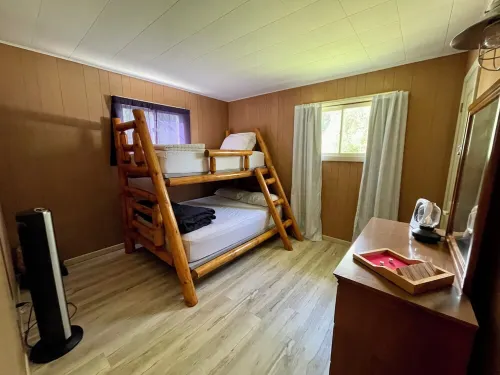 Houghton Lake cabin with covered outdoor entertainment space. No cleaning fees.