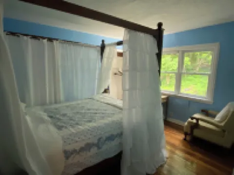 Charming 4 bedroom 3 bathroom cottage with lake view