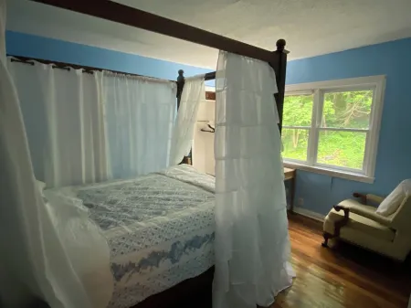 Charming 4 bedroom 3 bathroom cottage with lake view