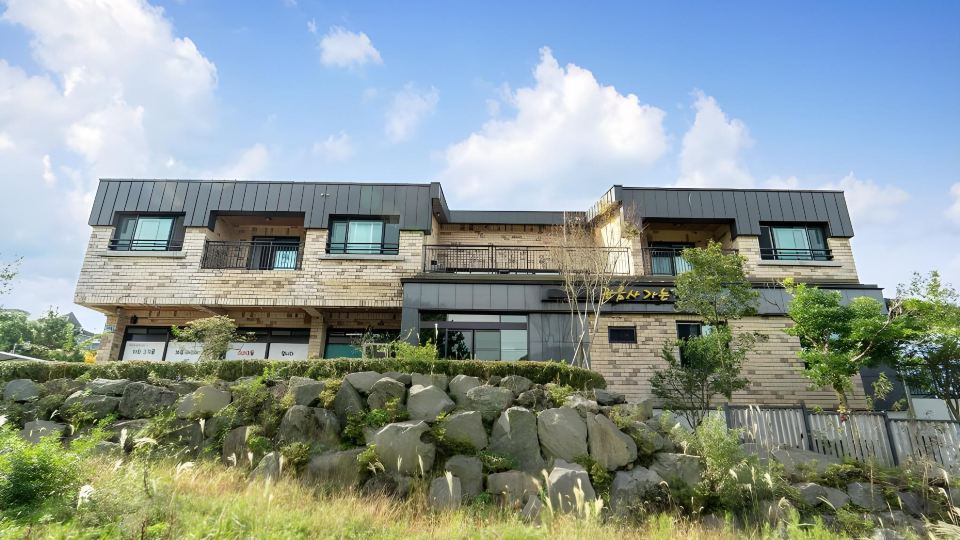 Jeju Gwaneumsa Ganeun Gil Pension