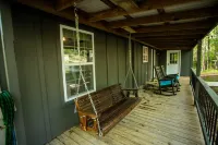 Sweet Retreat Cabin on 2acres of woods, 2miles from Lake Martin, pet friendly