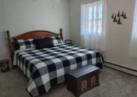 Village home near St. Lawrence River Tibbetts Point Lighthouse附近的飯店