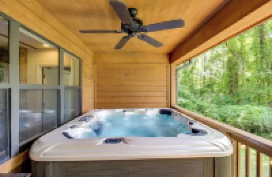 도크와 핫텁: 테네시 리버 캐빈 겟어웨이