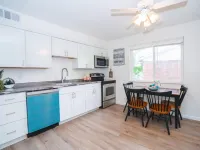 Sunny SparkingClean King bed Apt- CreveCoeurPark