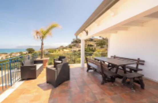 Amazing 100sqm Apartment 200m from the sea 6 people "GmC"