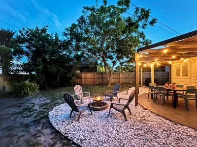 2Br/2ba Beach Bungalow with Expansive Backyard. Lake Worth Beach Park附近的飯店