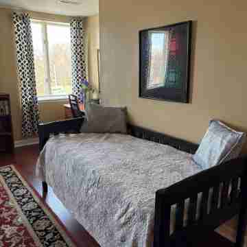 Cozy 1-bedroom condo in Downtown Winston-Salem, free parking! Rooms