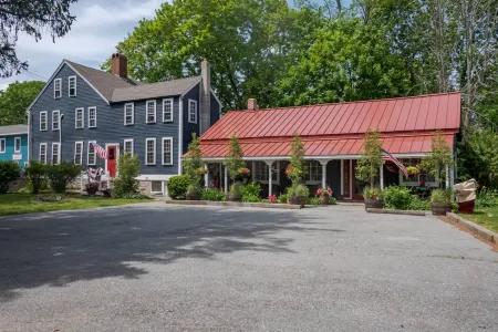 Nautical Inspiration and Colonial Comfort - Charming Historic Escape