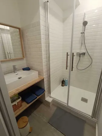 Appartement Cosy - Vue Théâtre Antique & Jardin de Cybèle Отели рядом с достопримечательностью «Musee de la Draperie»