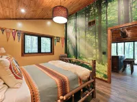 Stylish Signature Lodge, nestled in the Forest, with Teal Lake views Hotels in Sawyer County