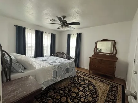 Cozy and charming 2-bedroom house in Norman with EV charger. Close to downtown. Отели рядом с достопримечательностью «STASH»