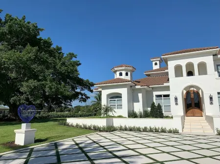 Resort Luxury, Palm Beach Lifestyle, all amenities included!