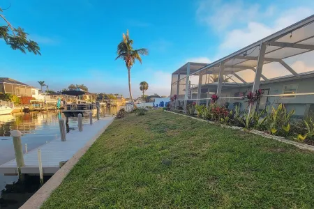 Canalfront Retreat! 2BR + Bunk Nook, Pool & Boat Dock – Easy Water Access! Отели в г. Кортес