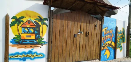 Grande Tiny House con Bañera, Agua Caliente, Lavadora/Secadora, y Cama King. Отели в г. Толу