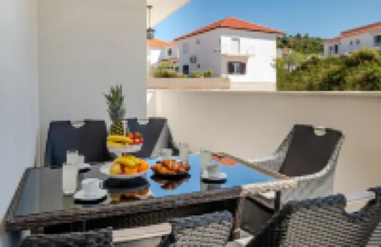 Luxury holiday apartments ALKAR with swimming pool 羅戈茲尼察酒店