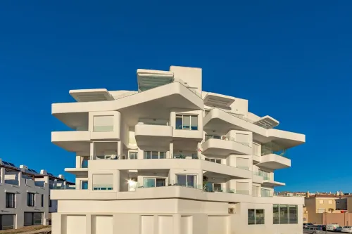 Beautifully designed 2 bedroom apartment with terrace an communal spa