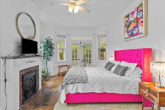 Beautiful Balcony one bedroom  steps to downtown River Walk !