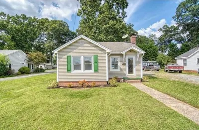 3BR on Main Street ★ Downtown Belmont ★ 5 Min Walk Belmont NC Historical Society Cultural and Heritage Learning Center附近的飯店