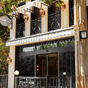 White Breeze Hotel Отели рядом с достопримечательностью «Крепость Рамана»