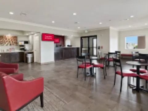 Red Roof Plus+ Galveston - Beachfront Hotels in Galveston