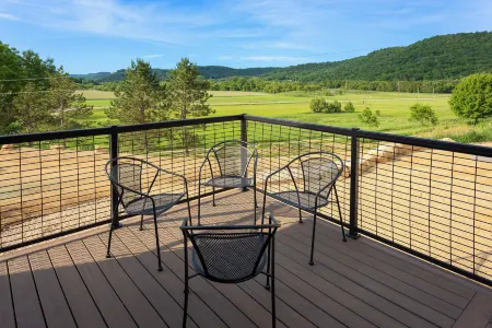 NEW 4-bedroom house , VIOLA SUITE SPOT  check out the GREAT rates for 2025