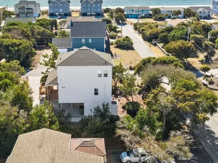 Charming 2-bedroom Oceanside apartment in the heart of Emerald Isle